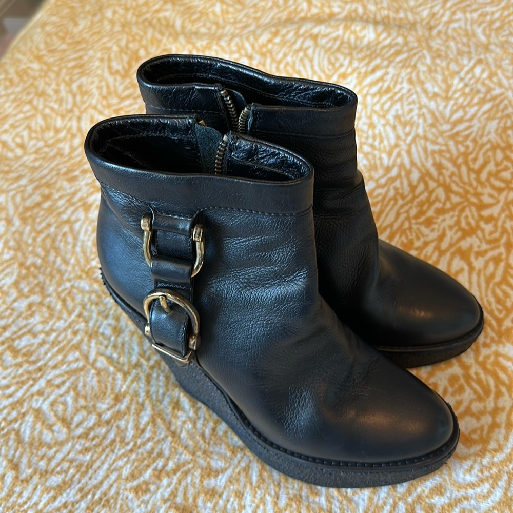Burberry, very comfortable size 10 shoes. The heel is 5 inches, platform 1inch.